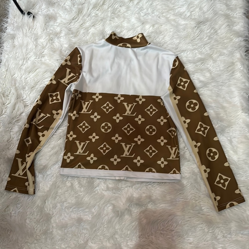 LV Zip up poliéster jacket. Good for exercising